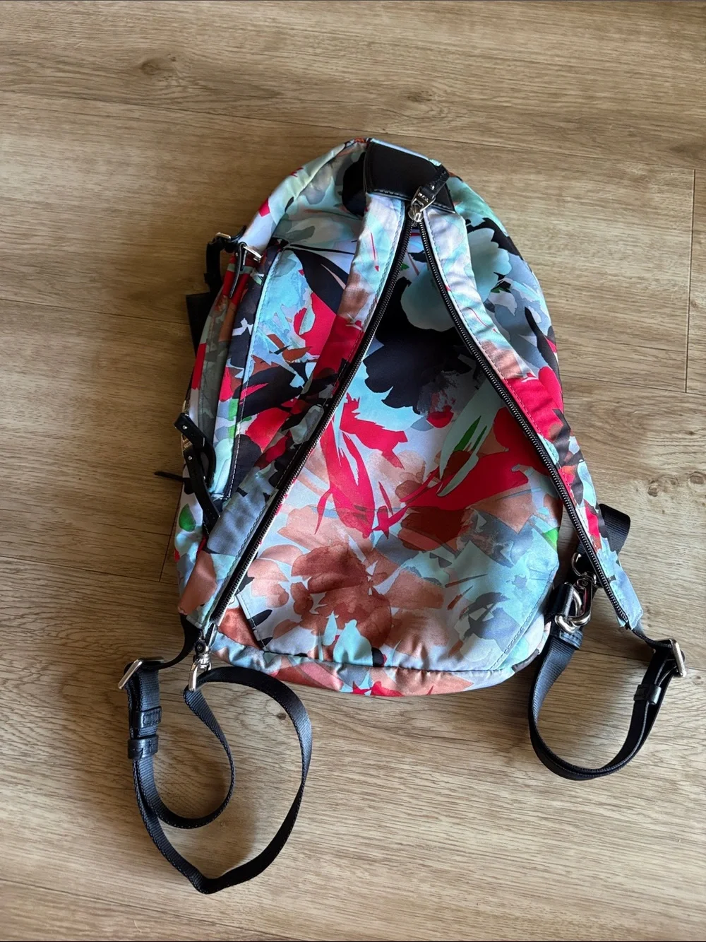 Preowned Tumi sling/backpack - Picture 4 of 9